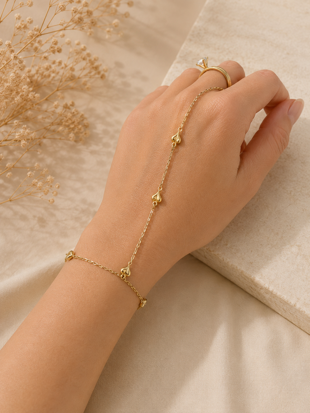 Pulsera de Mano con Corazones en Oro de 14K - Elegancia y Sutileza