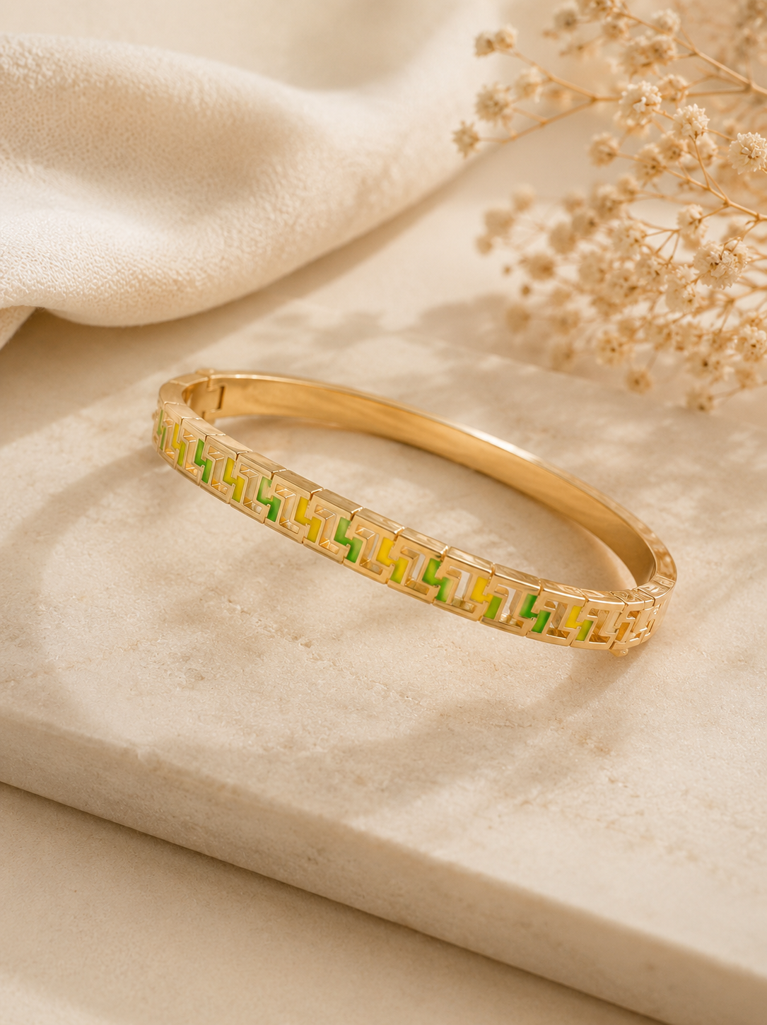 Pulsera Bela Oro 14K - Elegancia Geométrica y Esmaltada