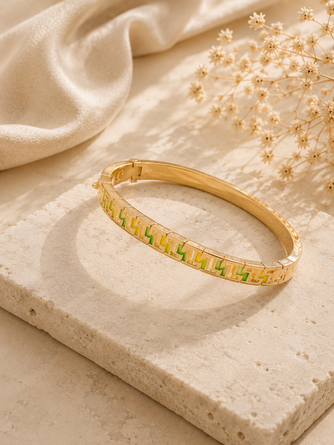 Pulsera Bela Oro 14K - Elegancia Geométrica y Esmaltada