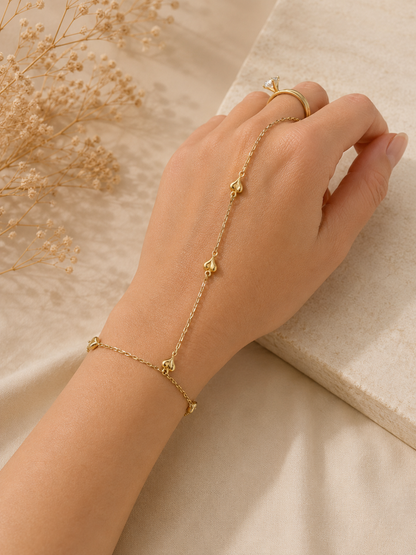 Pulsera de Mano con Corazones en Oro de 14K - Elegancia y Sutileza
