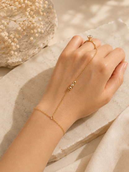 Esencia que Conecta: Cadena de Mano en Oro 14K con Bolitas Brillantes