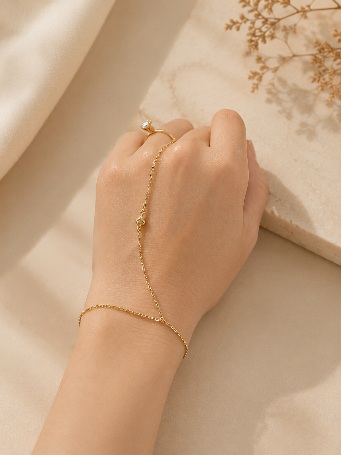 Pulsera Esclava de Mano en Oro de 14K - Elegancia Minimalista