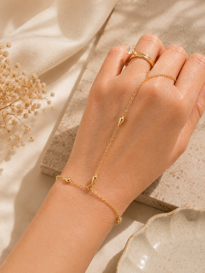 Elegancia en Cada Gesto: Pulsera Anillo de Oro 14K Bela
